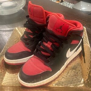 Nike Air Jordan 1 Mid BT
Red Black size: 5.5Y (Youth)